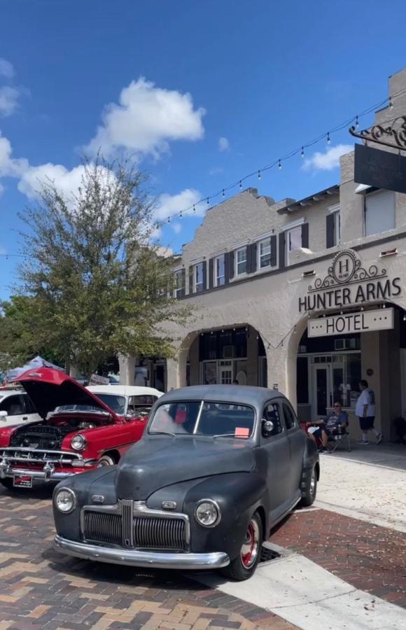 Hunter Arms Hotel Сент-Клауд Экстерьер фото